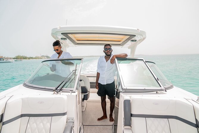 Grandluxe Charters - Looking for turtles near Grace Bay